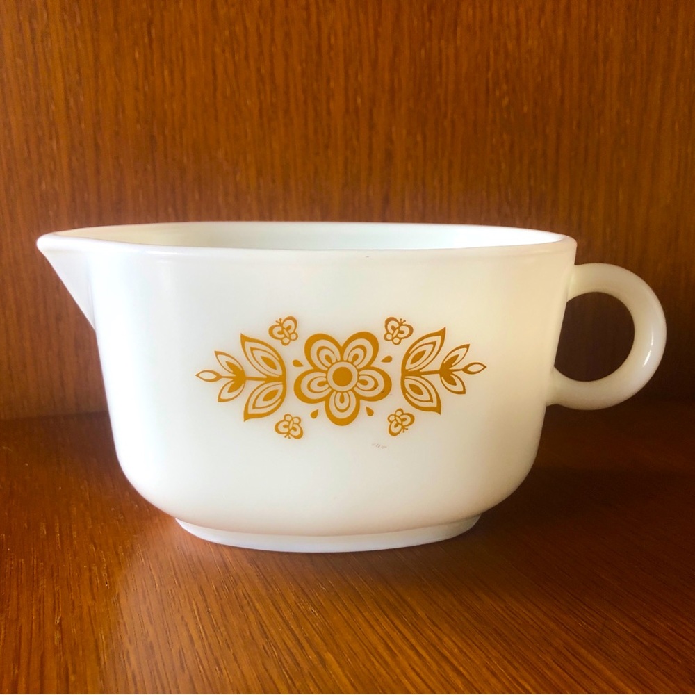 Vintage Pyrex Butterfly Gold Gravy Boat ✨ c. 1970’s
